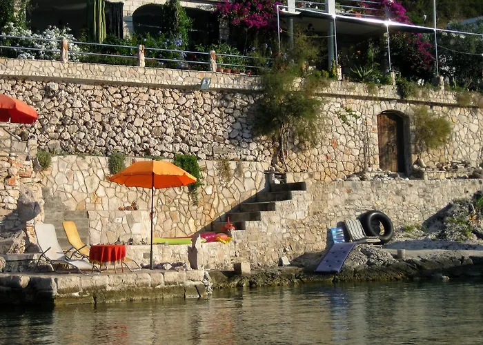 Apartman Apartments By The Sea Cove Zarace - Gdinj, Hvar - 8712 *